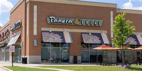  Generally, the average hourly pay for Panera Bread employees is around $11.49 per hour, but this can range from $8.71 to $17.20. Management positions may receive a higher salary, and those with more experience or in higher cost-of-living areas may also see higher pay. Panera Bread offers competitive pay and benefits for its employees. 